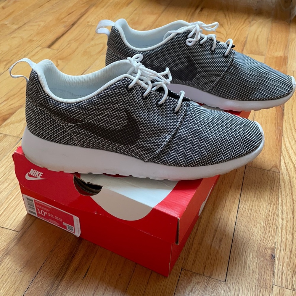 Nike Men’s Roshe Run Sneakers 511881-094